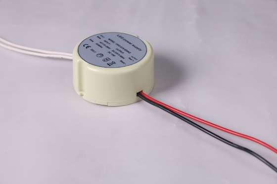 Tension constante d'intérieur ronde du conducteur en plastique LED de cas IP20 pour la lumière de bande de Cabinet